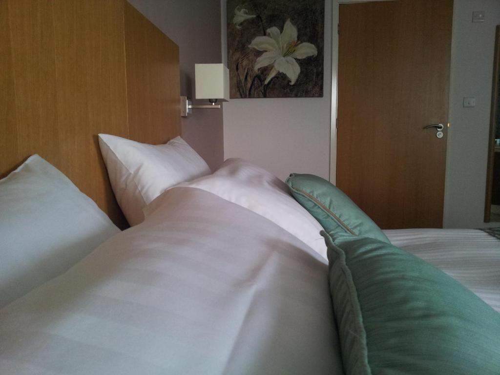 Deangate Motel Lydney Room photo